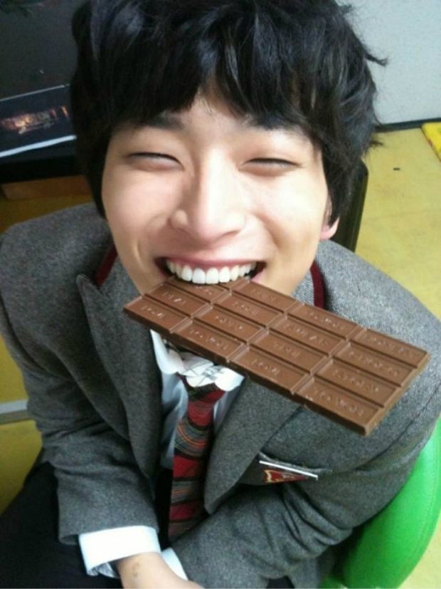 2AM’S JINWOON PROVES YOU’RE NEVER TOO OLD FOR LEGOS!